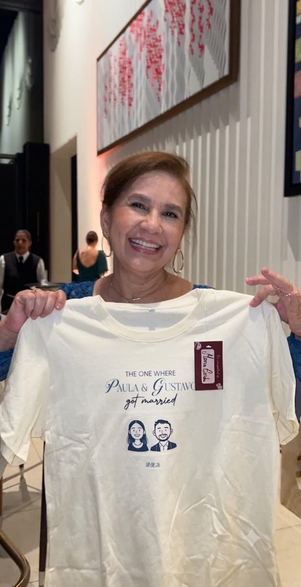 Invitada con su camiseta estampada en vivo en un evento en Guayaquil