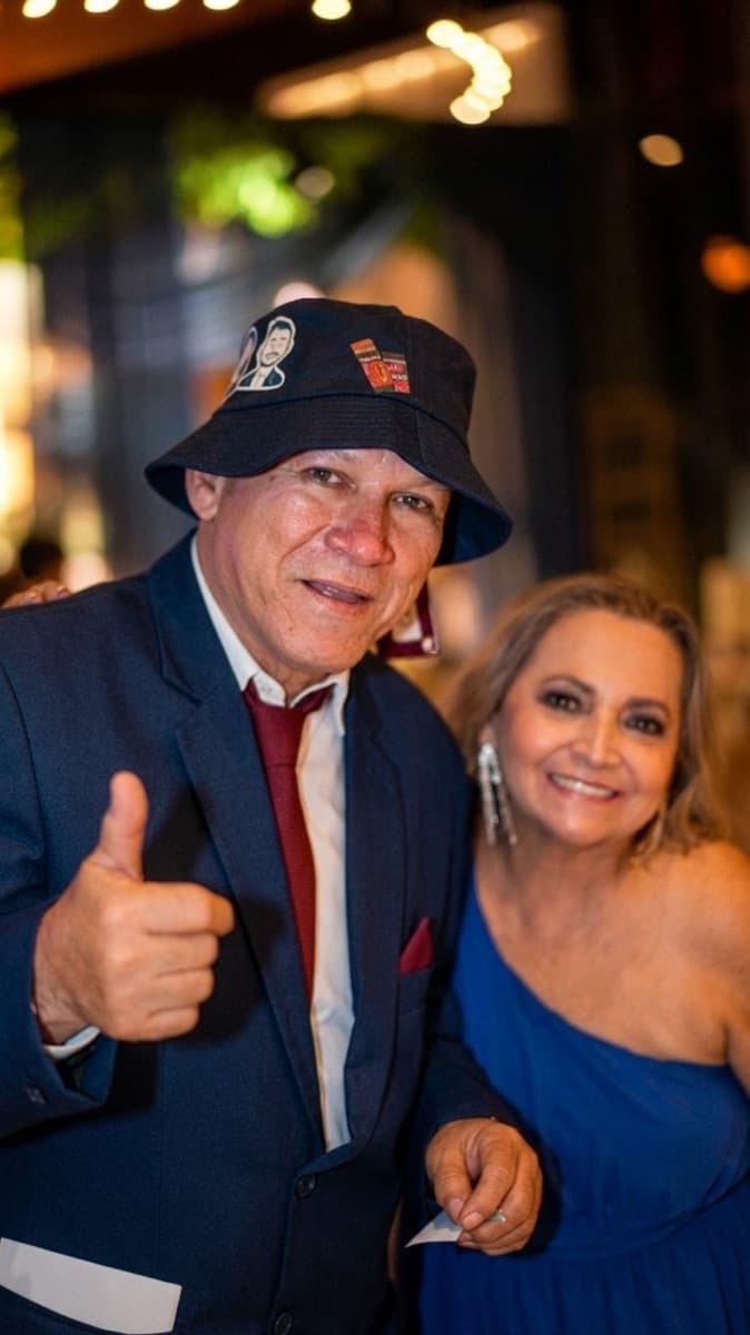 Invitados con gorros pescador estampados en vivo en una boda en Guayaquil