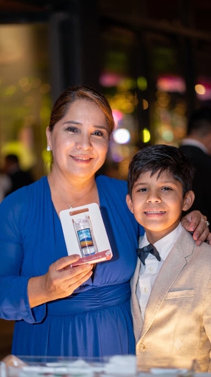 Invitados con sus vasitos de shot personalizados en una boda en Guayaquil
