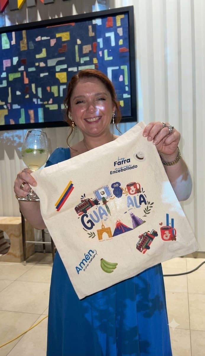 Invitada mostrando su tote bag personalizada en un evento en Guayaquil