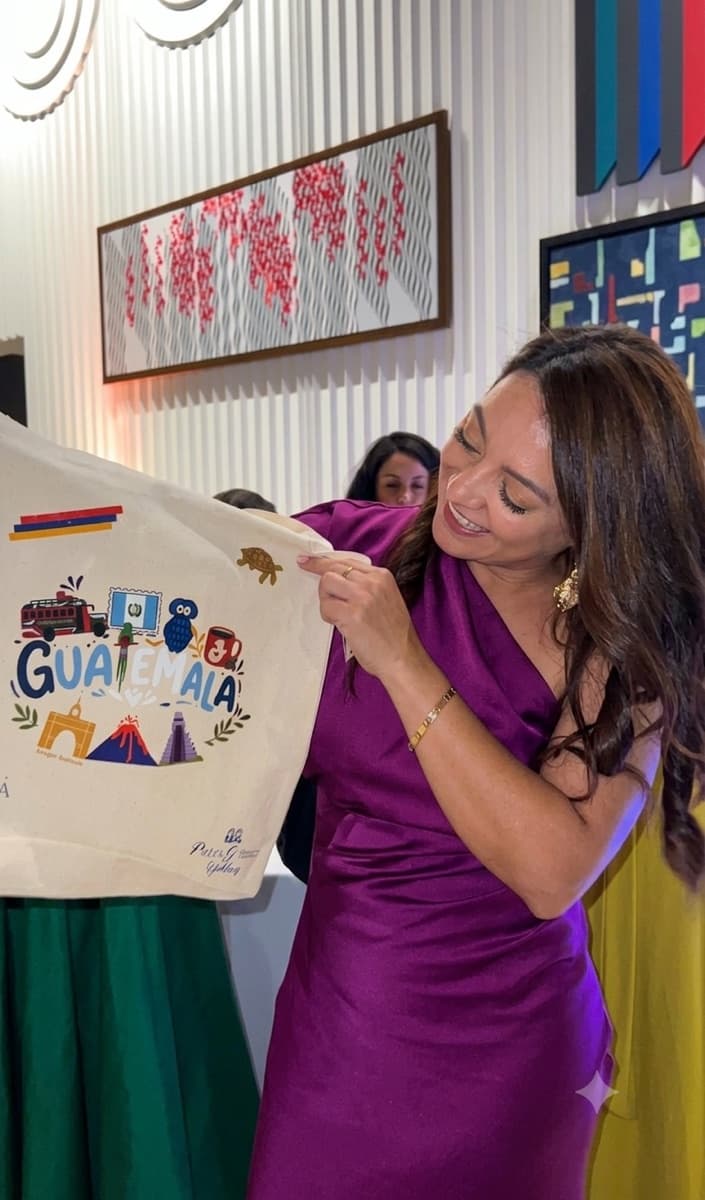 Invitada con su tote bag personalizada en vivo en una boda en Guayaquil