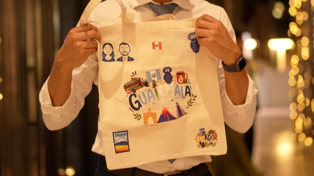 Invitado con su souvenir personalizado terminado
