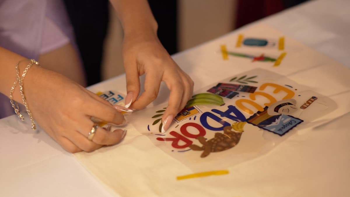 Personalizando un souvenir con los estampados del evento